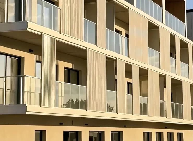 Fasada jednego z budynków Vista Mikołajki Marina & Resort