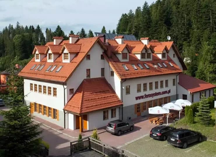 Hotel Fero Lux jest położony w otoczeniu lasu u stóp góry Pilsko