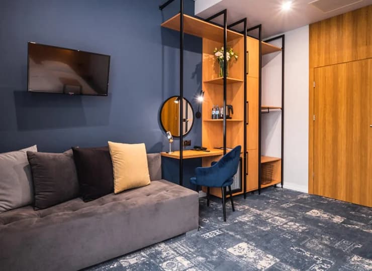 Każdy pokój typu standard ma balkon, łazienkę i dodatkową sofę