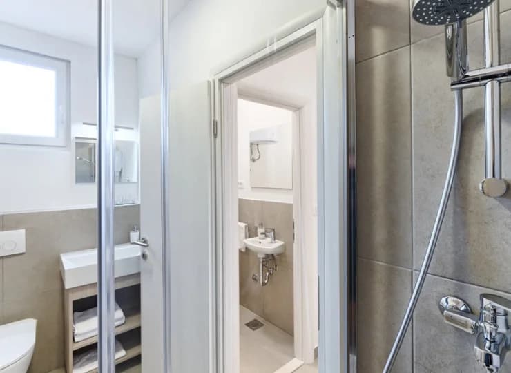 Apartamenty superior A posiadają 2 łazienki: jedną z prysznicem i toaletą