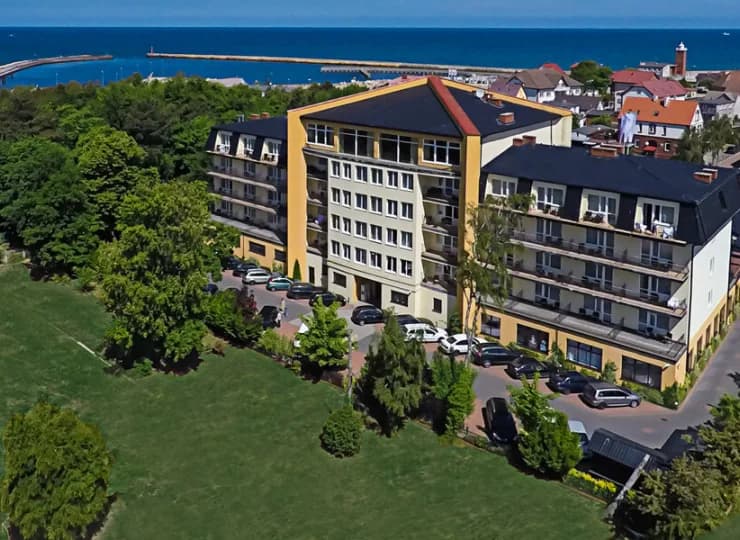 Hotel składa się z klimatyzowanej części 4* oraz części 2* bez windy