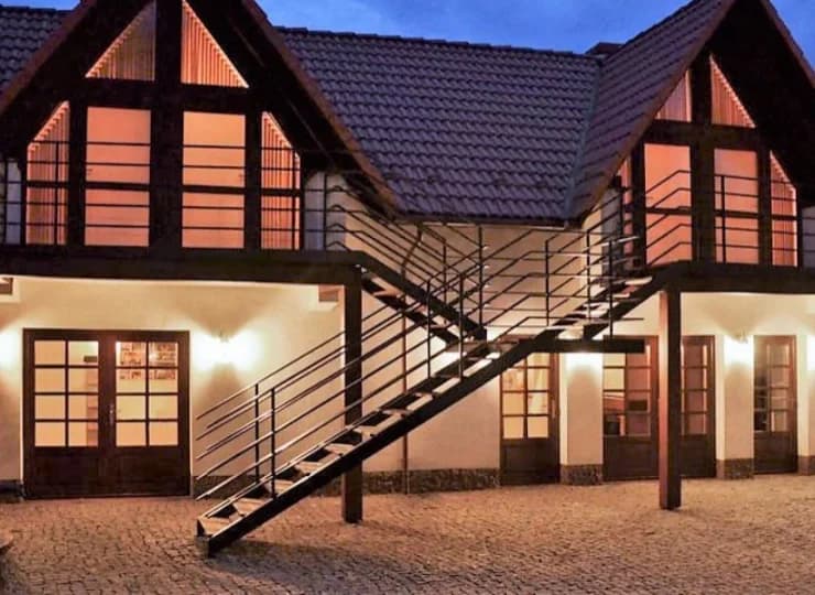 Wewnątrz hotelowych zabudowań tworzy się przyjemne patio