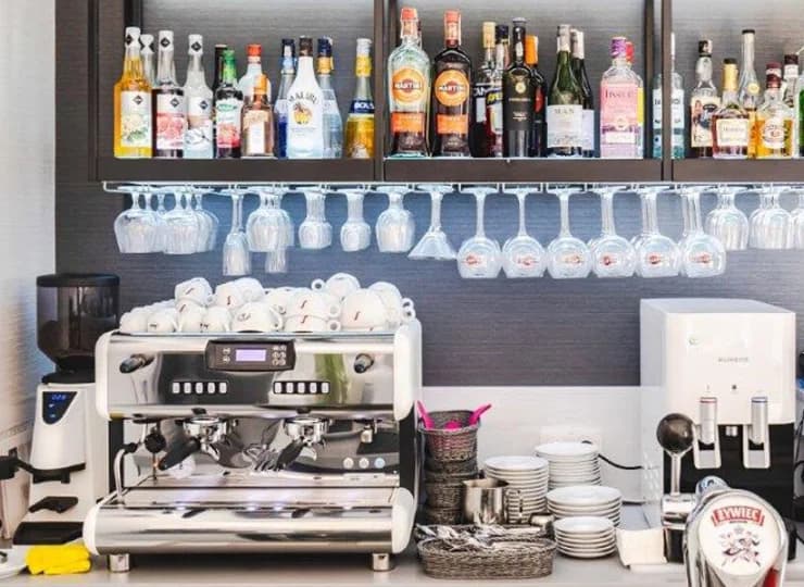 W hotelu mieści się restauracja oraz całodobowy bar