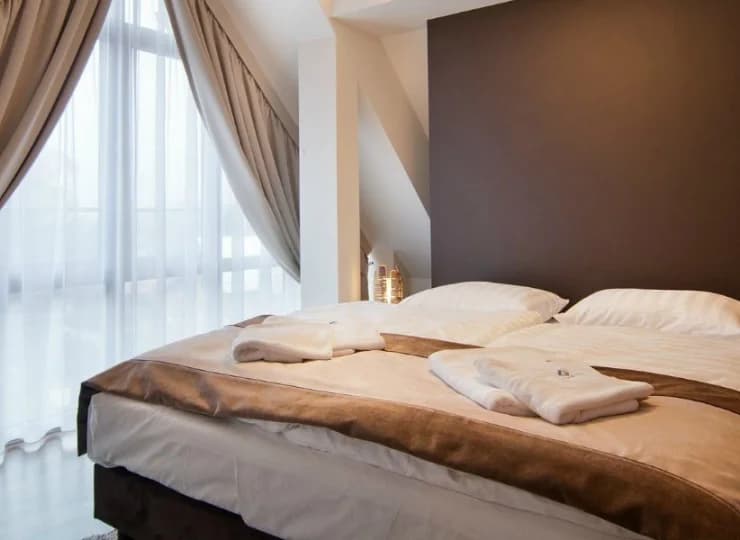 Kolorystyka jest utrzymana w ciepłych barwach
