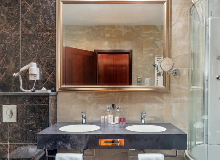 Są też suszarki do włosów, lusterka do makijażu i kosmetyki hotelowe