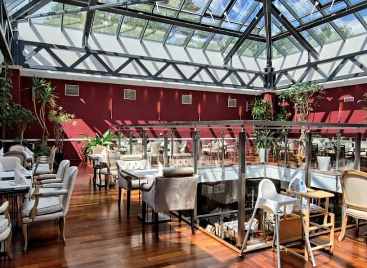 Drugi poziom restauracji "Jan Kiepura" posiada przeszklony dach