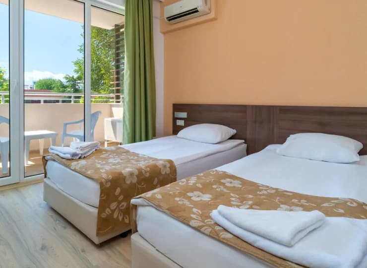 Apartament posiada sypialnię z wyjściem na balkon