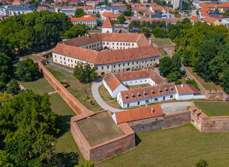 350 m od hotelu mieści się zamek Nadasdy - największa atrakcja Sárváru