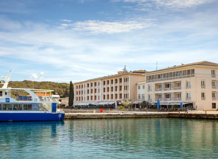 Hotel mieści się przy głównym (choć kameralnym) porcie wyspy Veliki Brijun