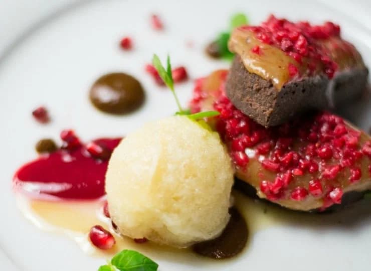 Menu jest różnorodne i przygotowane ze  świeżych i dobrych jakościowo produktów