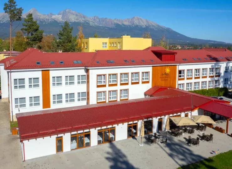 Family Resort Lučivná znajduje się u podnóża Tatr, 12 km od miasta Poprad
