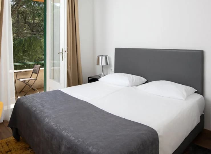 Mamy tutaj też sejf, minibar, TV i wifi