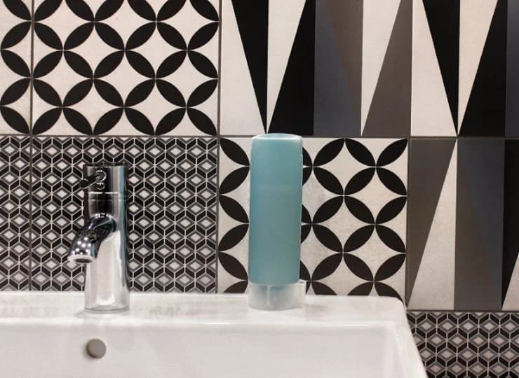 Część łazienek wykończono designerskimi płytkami