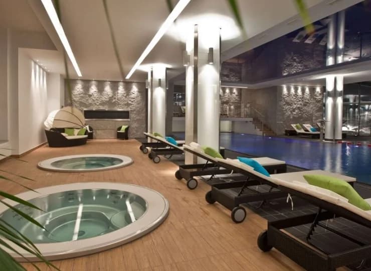 Przy basenie przygotowano jacuzzi