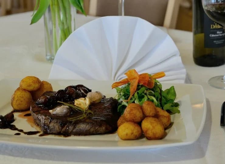 Restauracja serwuje wyśmienite potrawy kuchni alpejskiej oraz polskiej