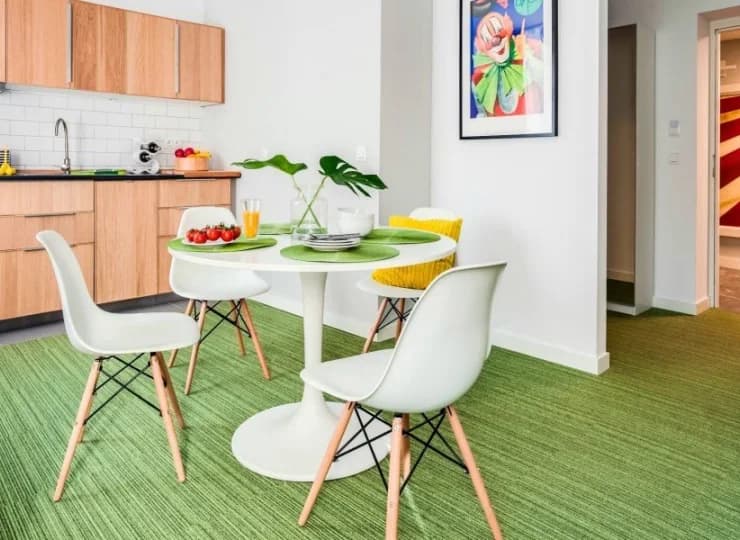 Dostępne są pokoje 2 i 3-osobowe oraz apartamenty