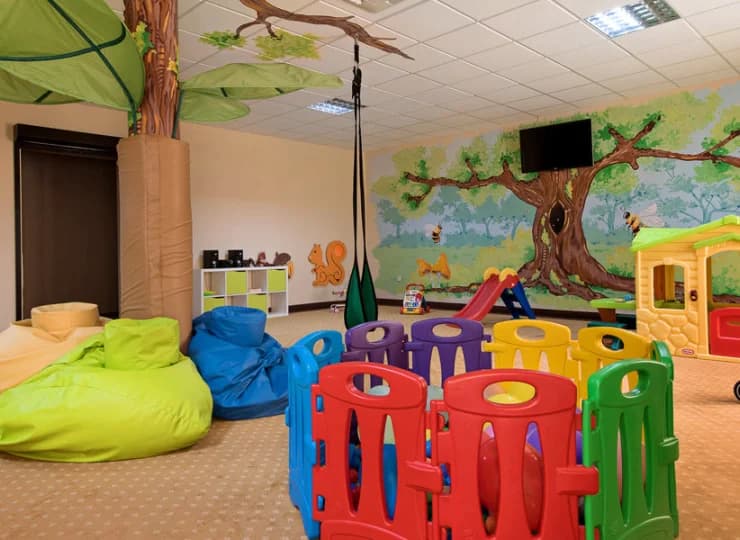 Dla dzieci przygotowano plac oraz pokój zabaw