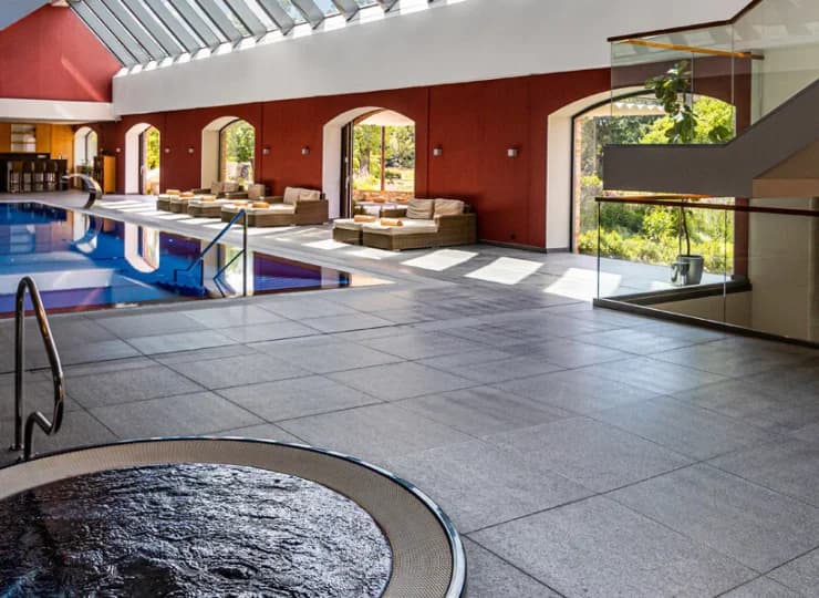 Z basenem sąsiaduje jacuzzi