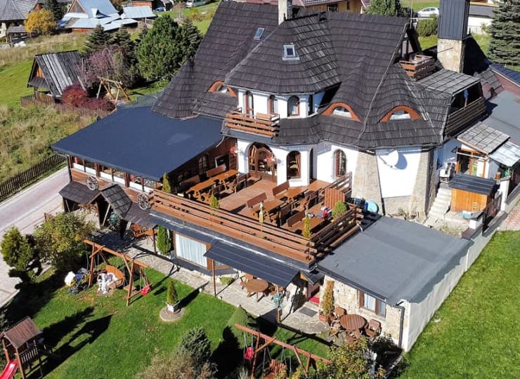 Centrum kompleksu jest willa Górski Pałacyk z restauracją i tarasem