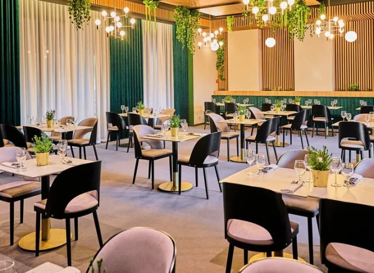 Restauracja odznacza się niepowtarzalnym klimatem oraz wyśmienitym jedzeniem