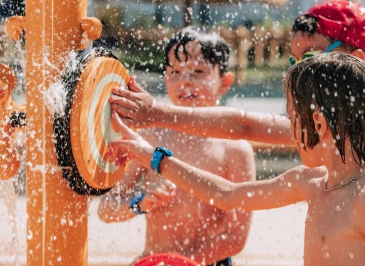 Spray park - strefa z niewielką ilością wody z interaktywnymi zabawkami