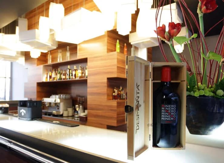 Kulinarną ofertę uzupełnia hotelowy bar ONE&ONLY z wyśmienita kawą i drinkami