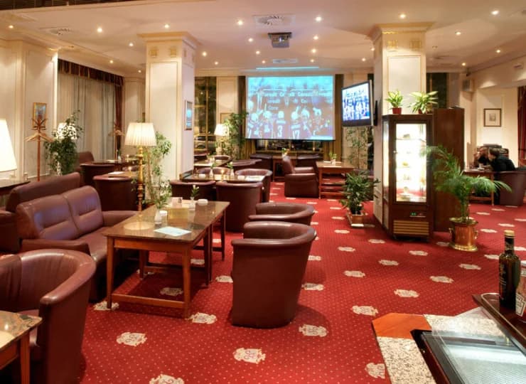 W dalszej części dnia Lobby bar oferuje szeroki wybór dań i trunków