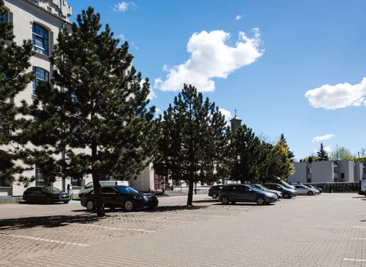 Hotel posiada własny parking