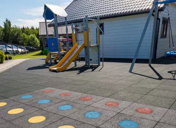 Znajdują się tutaj place zabaw dla dzieci