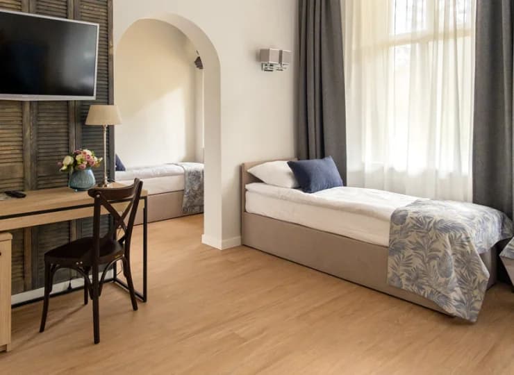 W pokojach znajdują się połączone pojedyncze łóżka