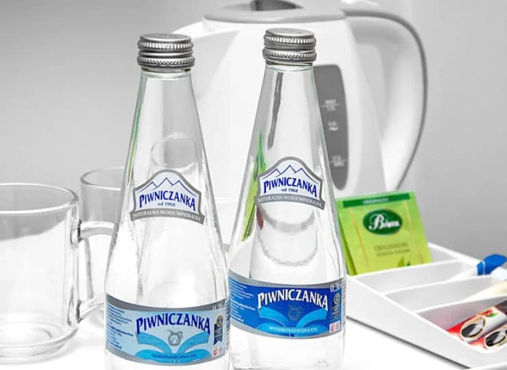 Na gości czeka woda mineralna oraz zestaw do parzenia kawy i herbaty