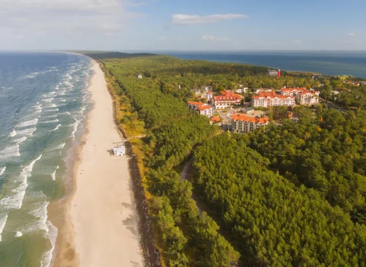 Morska Osada Resort mieści się w zielonej okolicy tuż przy ścieżce na plażę