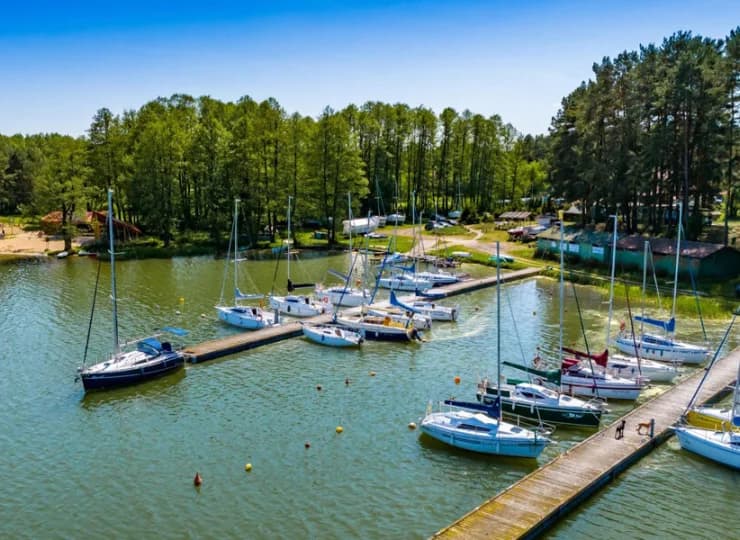 Atrakcyjna plaża z nową infrastrukturą posiada przystań jachtową