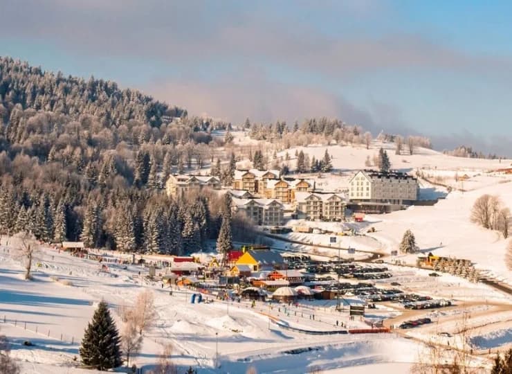 Panorama jest położona tuż przy ośrodku narciarskim Czarna Góra