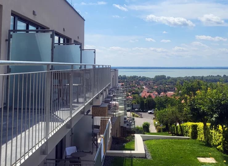 Pokoje z widokiem na jezioro oferują panoramiczny lub boczny widok na Balaton
