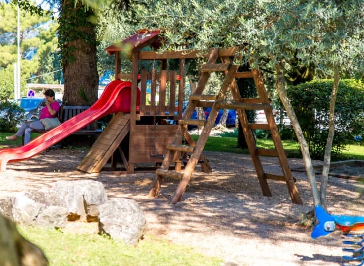 Jest także zewnętrzny plac zabaw oraz płytki basen z podgrzewaną wodą