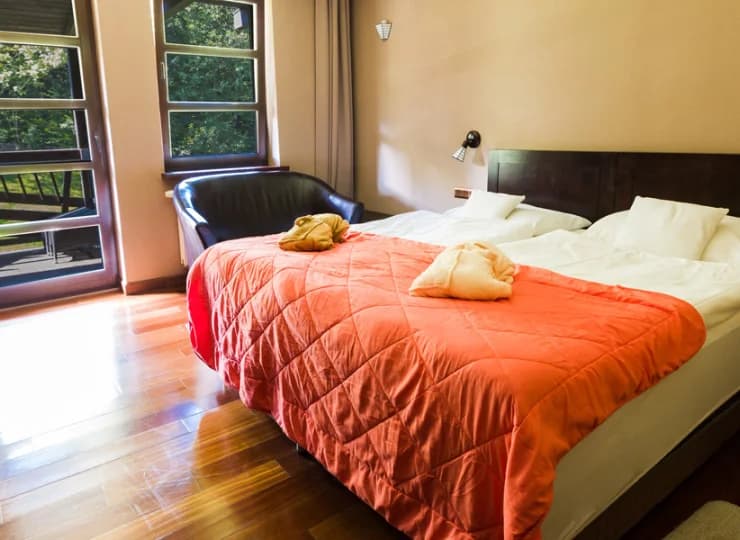 Hotel oferuje komfortowe, nowocześnie urządzone pokoje