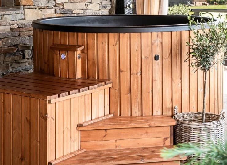 Z tyłu obiektu znajduje się jacuzzi z widokiem na Tatry