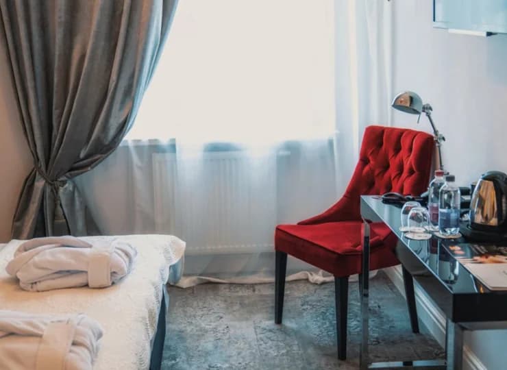 W wyposażeniu pokoi: klimatyzacja, TV, Wi-Fi, telefon, sejf, lodówka, czajnik