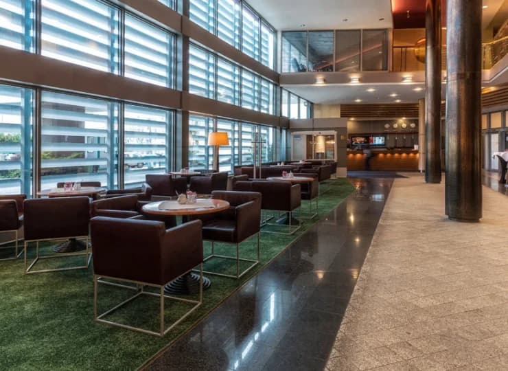 W hotelowym lobby znajduje się przyjemny Lobby Bar