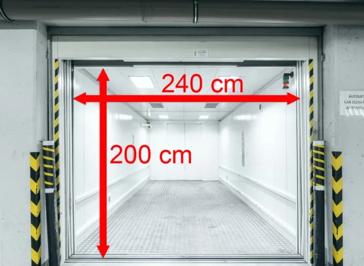 Do garażu samochody zjeżdżają windą transportową