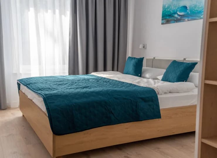 W sypialni stoi podwójne łóżko, a w salonie wygodna rozkładana sofa