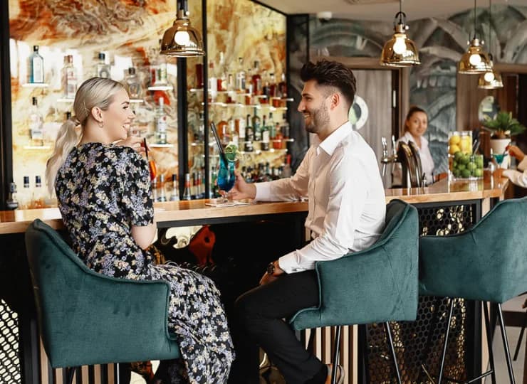 W hotelu można się napić czegoś smacznego w miłej aranżacji