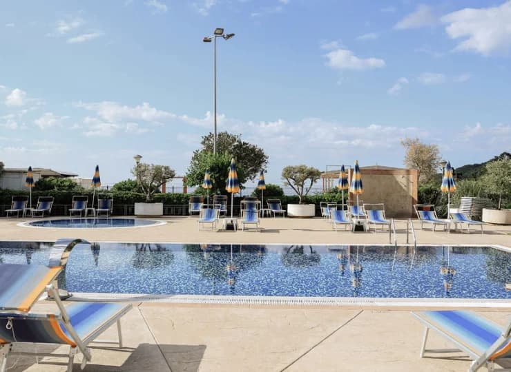 To resort z basenami zewnętrznymi nad morzem przy plaży w Czarnogórze