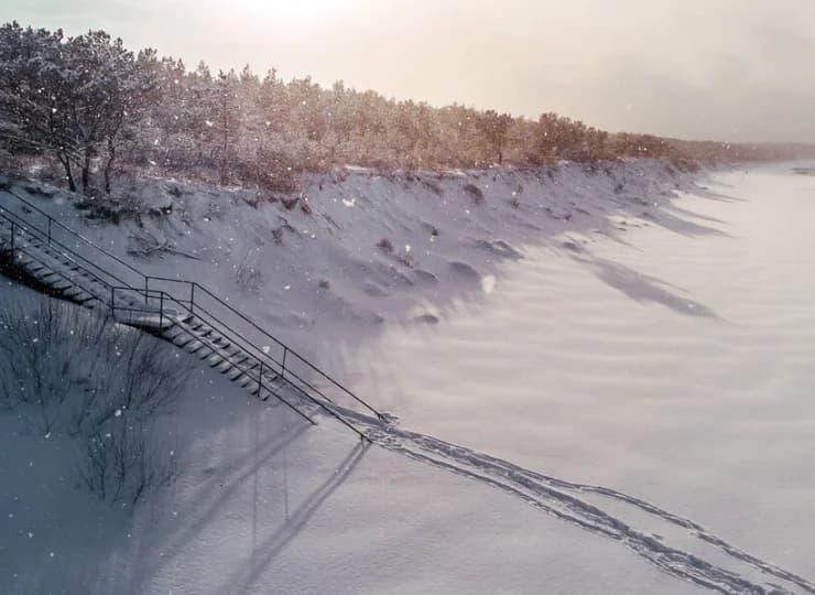 Kompleks jest położony w otoczeniu lasów jedynie 150 m od plaży