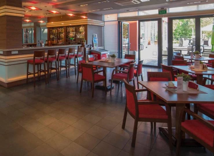 Znajduje się tu bar z szerokim wyborem trunków