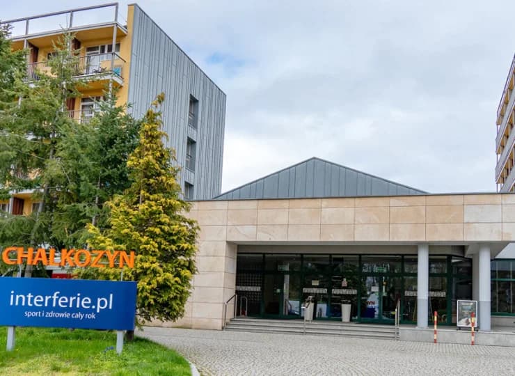 Dojazd oraz dojście do obiektu z dworca są łatwe