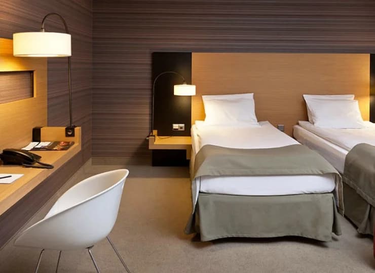 W wyposażeniu: klimatyzacja, TV, Wi-Fi,telefon, sejf, minibar
