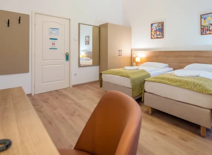 Hotel oferuje klimatyzowane pokoje dla 2, 3 oraz 4 osób