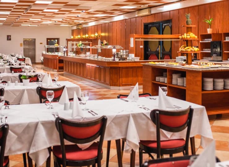 W hotelu znajduje się sala restauracyjna